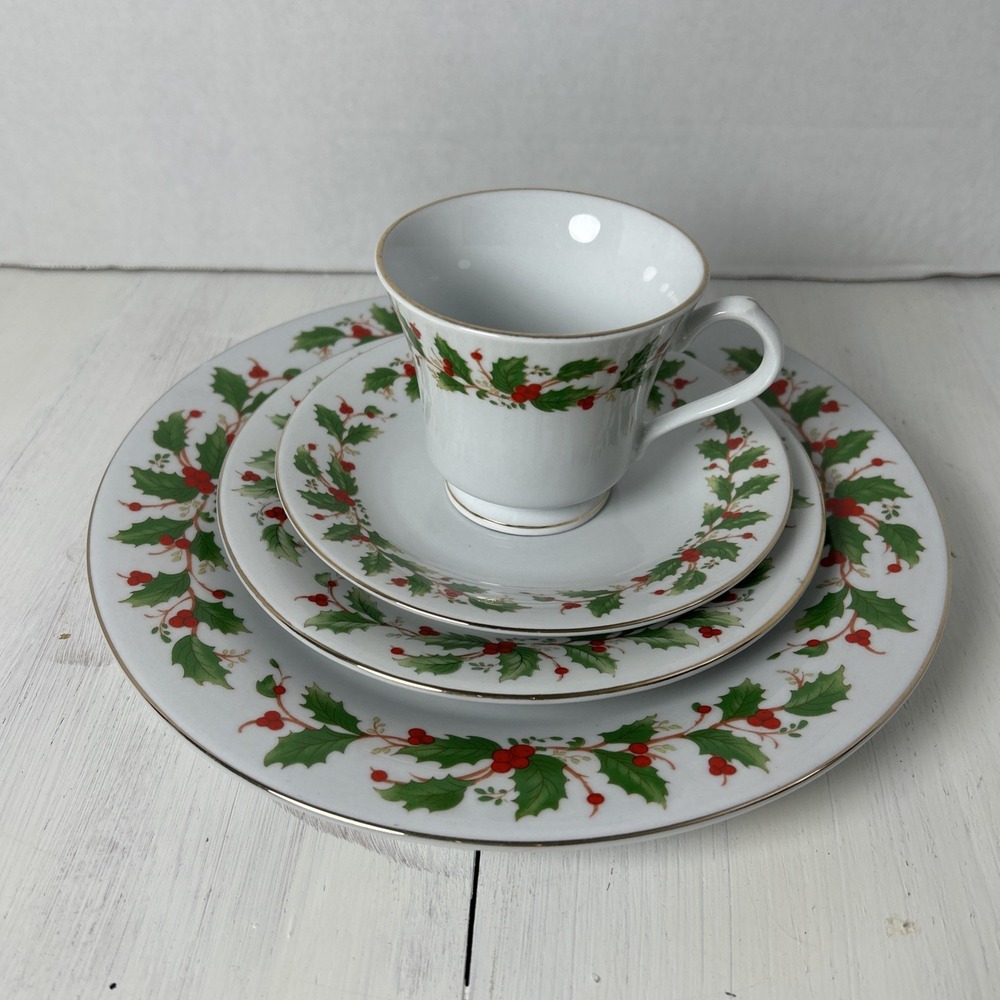 4 pc set CHINA PEARL NOEL  Christmas Fine China Holly & Berries 1509